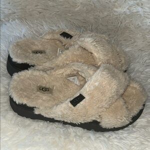 UGG 1120660 Women's Cozy Tan Slippers size 8